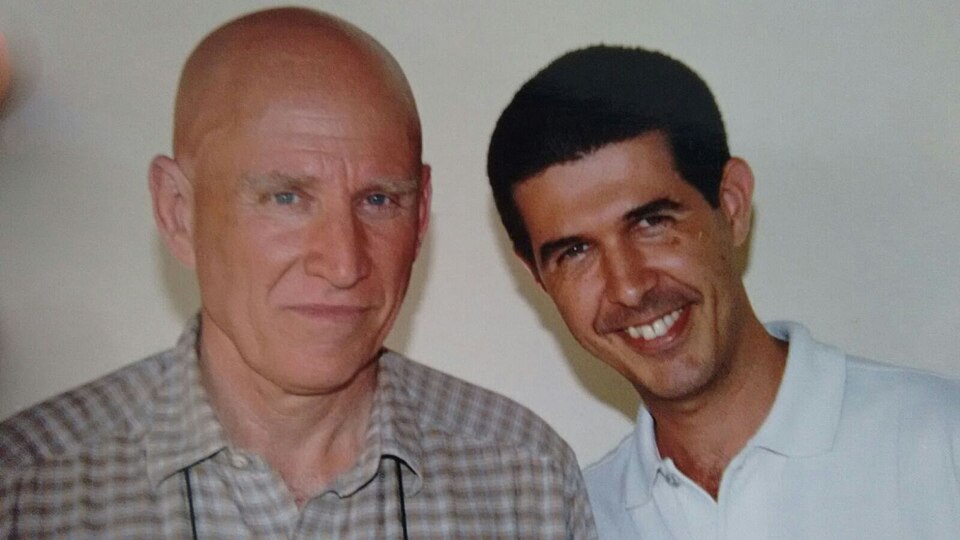 Sebastião Salgado ao lado de um aluno